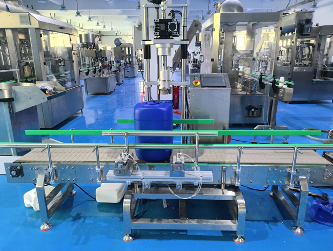 星火大桶自動(dòng)旋蓋機(jī)設(shè)備展示