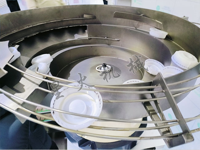 江蘇大桶自動旋蓋機細節(jié)展示